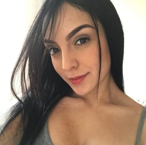 mujer con diseño de cejas